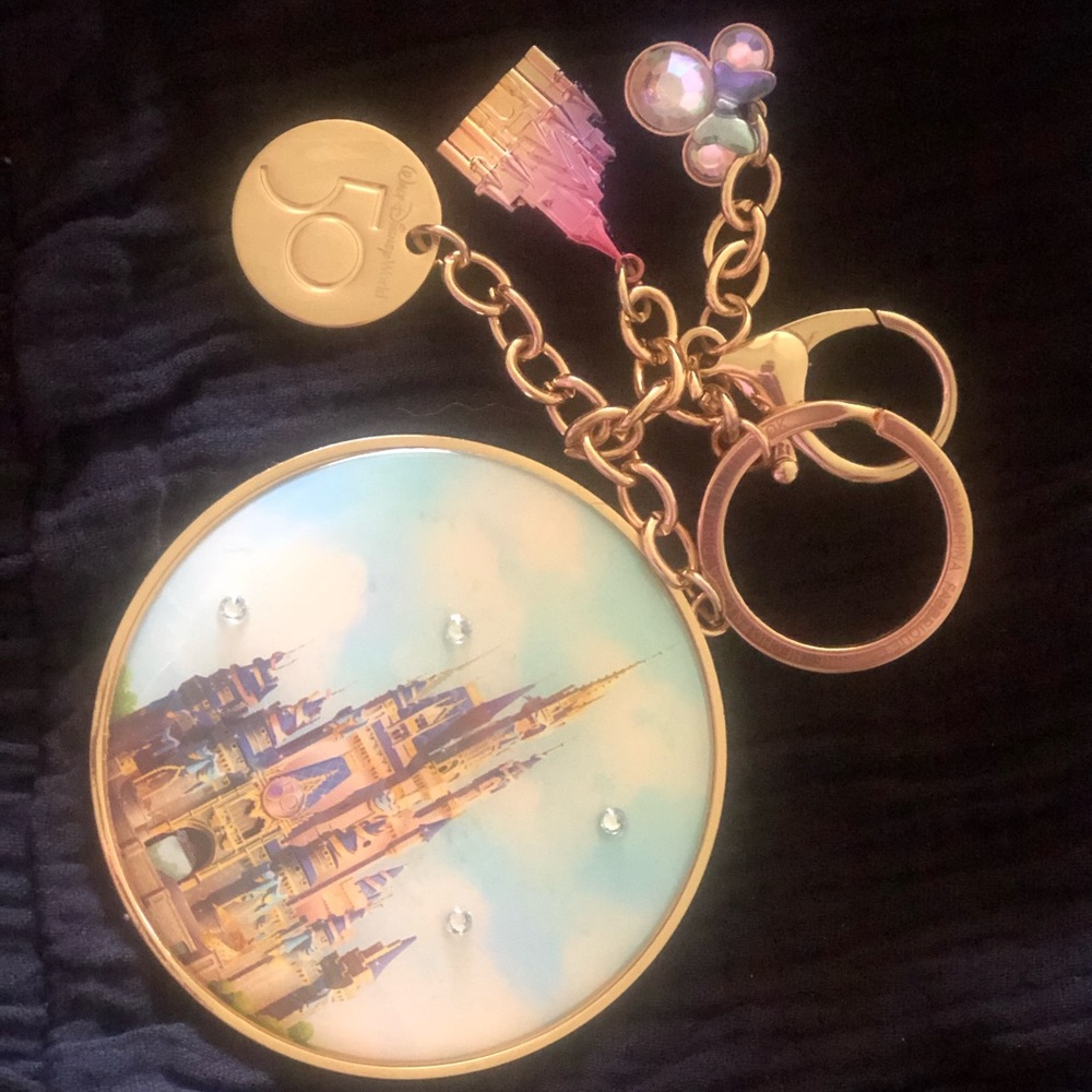 👗❤️. DISNEY 50th Cinderella castle keychain